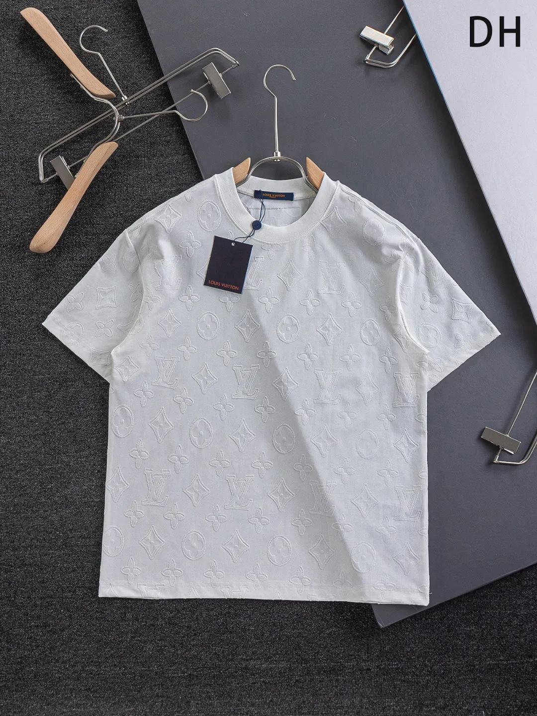 🅿️210 Louis Vuitton Louis Vuitton 1V Lujia slightly wide version S-XL LV25SS new product counter is available at the same time, clover presbyopia letters all over the jacquard large logo letters 🪡 embroidered round neck short-sleeved T-shirt, the same style for men and women! Synchronized with the official website, pure cotton fabrics at the counter! It is close to the skin and comfortable, durable and easy to wear. It has a classic and simple logo design and meticulous original craftsmanship. Short-sleeves, a must-have item for men, are not the same as the general public, but must be unique and eye-catching. This LV short-sleeve is all about quality, comfort, the same shape and fashion as always, including the fabric and cutting process. All efforts have been made! 320 grams of washed pure cotton fabric, pure cotton is breathable, very refreshing and comfortable for daily wear. The rib knitting on the neckline is smooth and tight, and the neckline will not be skewed if you toss it at will. The loose version, you will find that it looks really good on the upper body. The overall is minimalist and neat, super versatile for daily use! Pair it casually with a pair of pants for a youthful look. A T-shirt will make your outfit crazy. It is a fashionable item that can never go wrong! Black, white, size: S-XL Size chart: S: Shoulder width 50-Bust 54-Length 70 M: Shoulder width 52-Bust 56.5-Length 72 L: Shoulder width 54-Bust 59-Length 74 XL: Shoulder width 56-Bust 61.5-Length 76